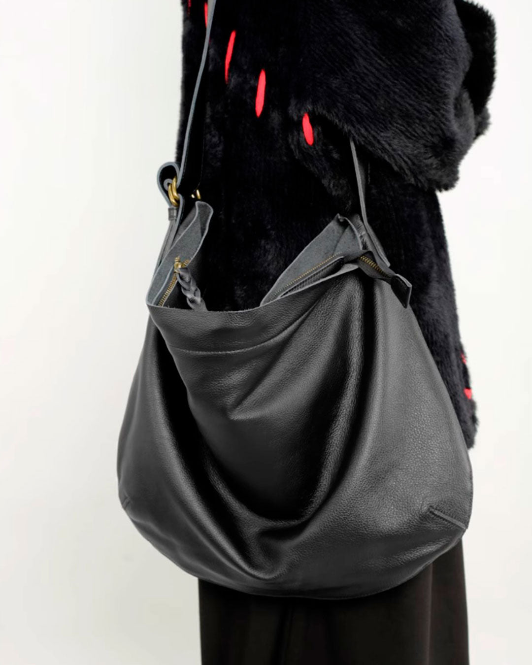 ♠♥LEATHER SCRUNCHED SHOULDER BAG