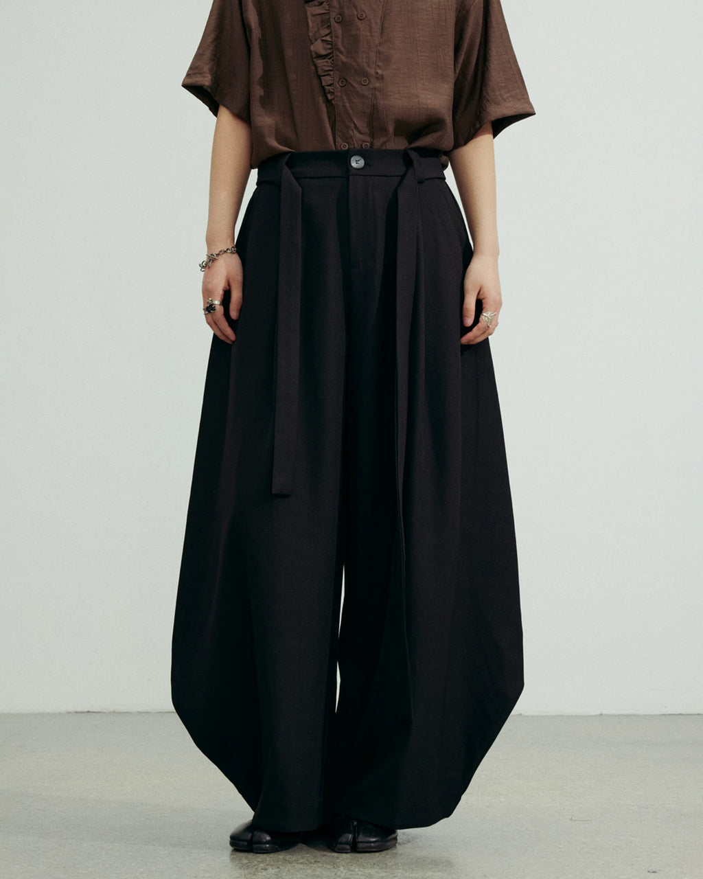 ♠♥ CURVED WIDE TUCK PANTS