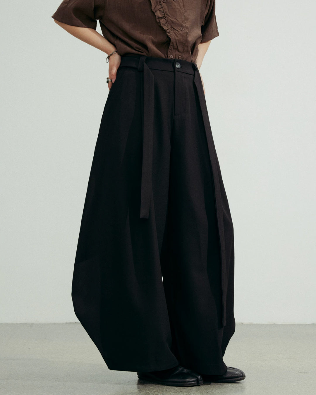 ♠♥ CURVED WIDE TUCK PANTS