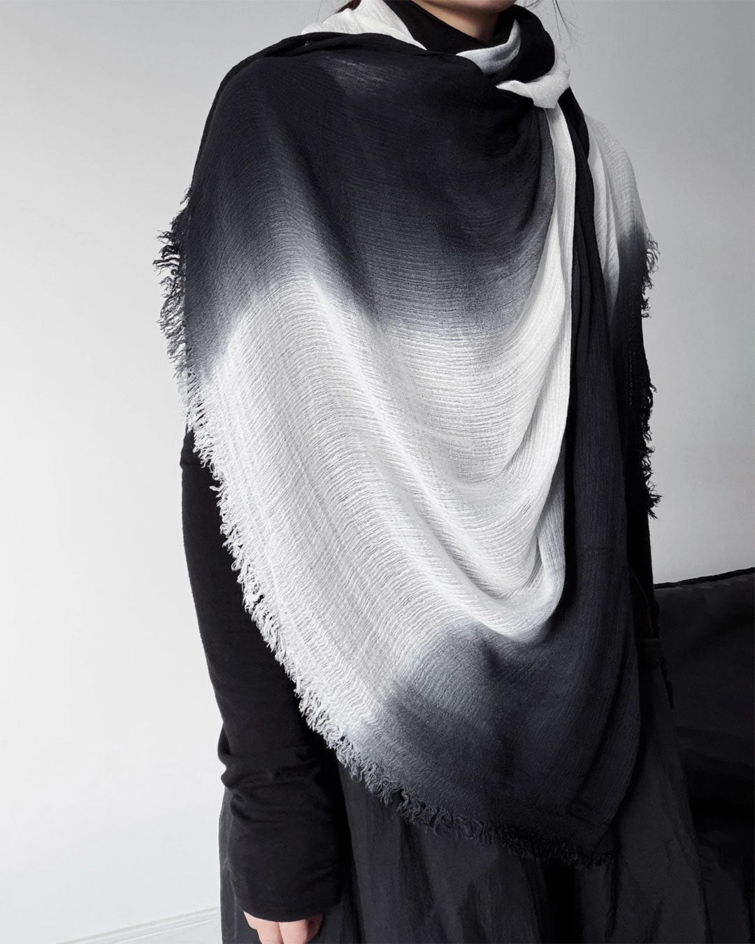 LGB シルクコットンストール 白黒グラデーション Fサイズ ♤♥AIRY GRADATION STOLE – Black Gravity