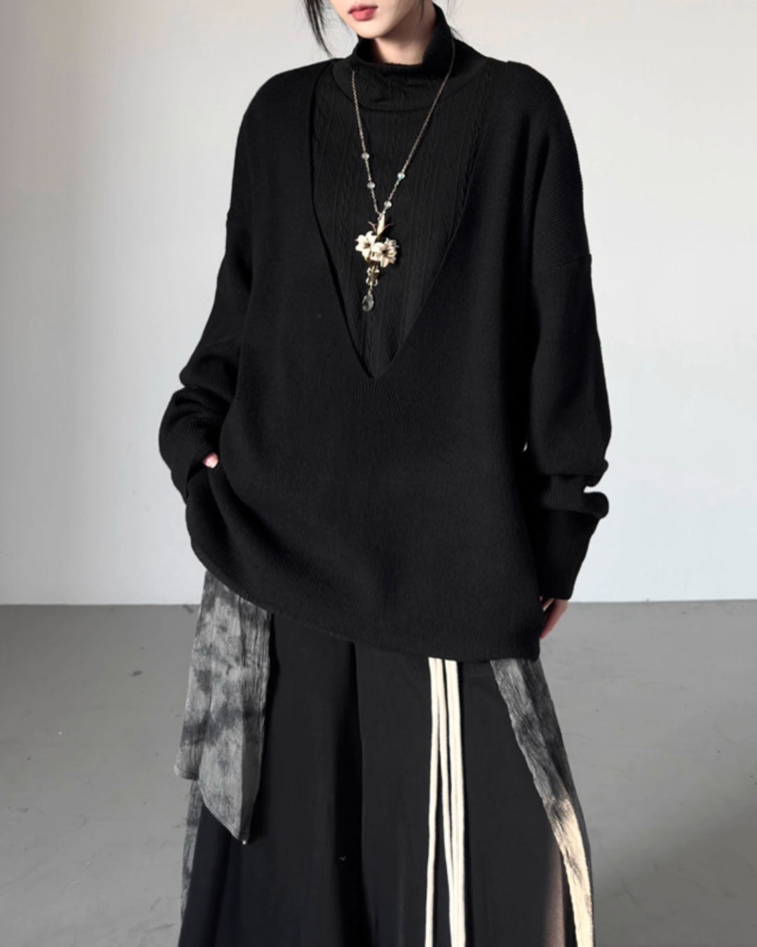 ♥DEEP V-NECK OVERSIZED SWEATER – Black Gravity