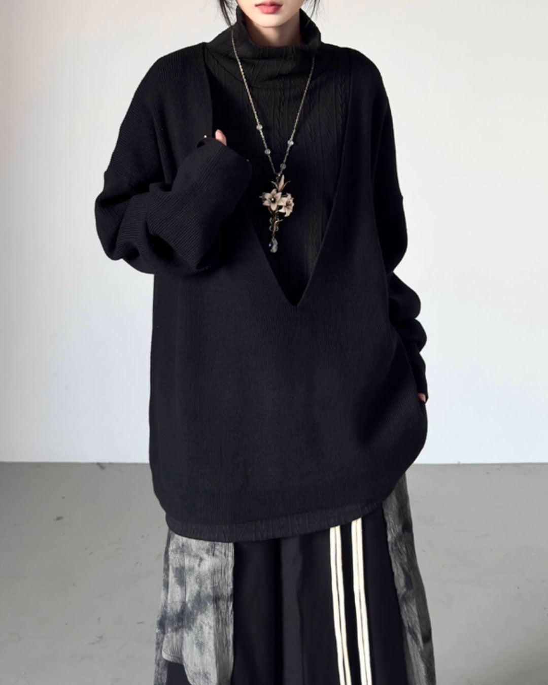 ♥DEEP V-NECK OVERSIZED SWEATER – Black Gravity