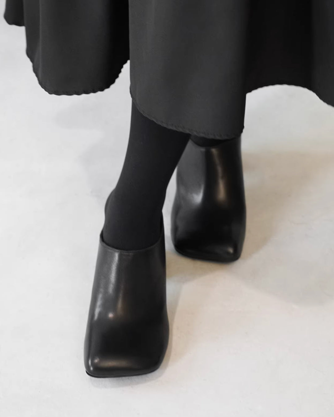 ♥SPHERE HEEL SQUARE LEATHER MULE – Black Gravity