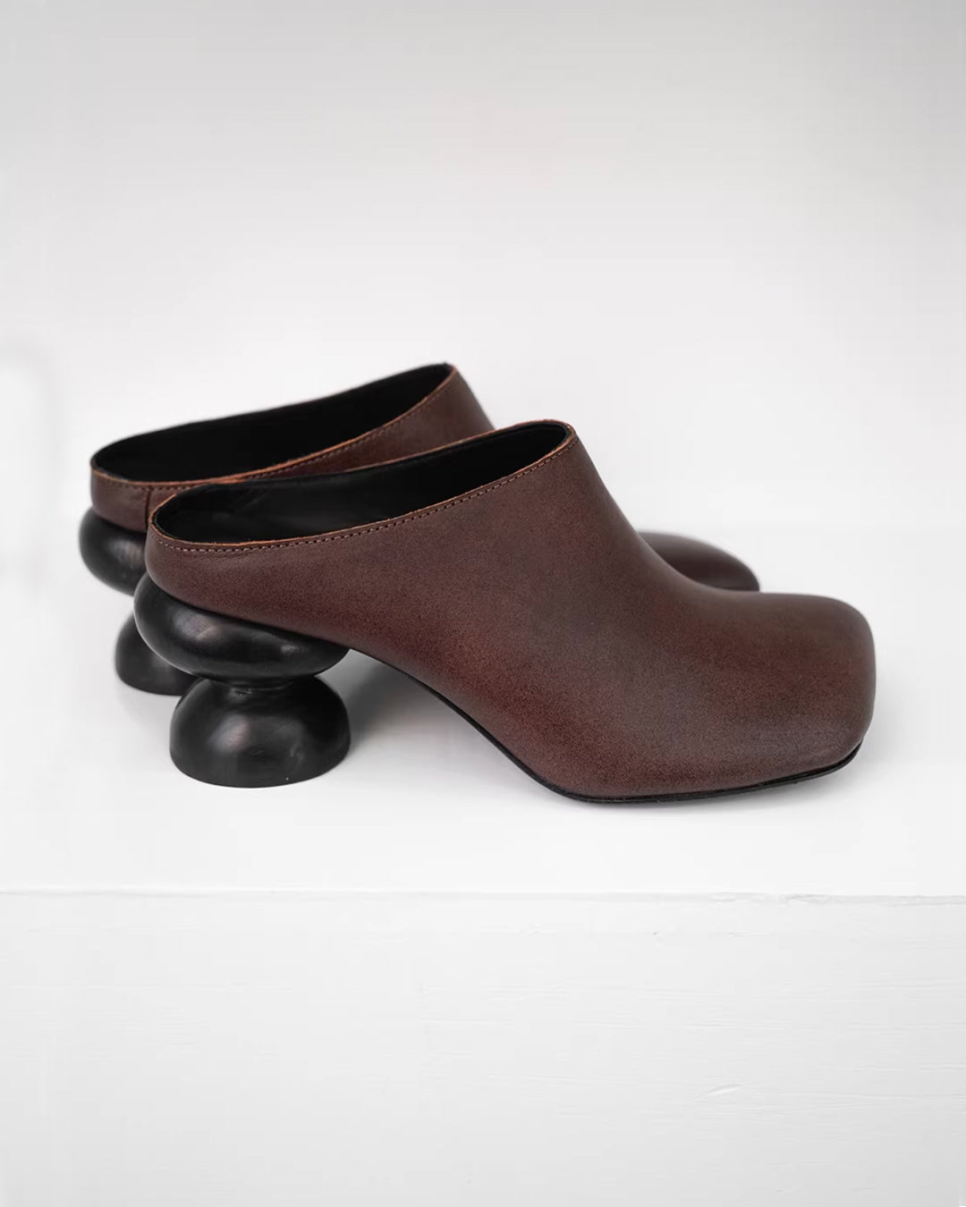 ♥SPHERE HEEL SQUARE LEATHER MULE – Black Gravity