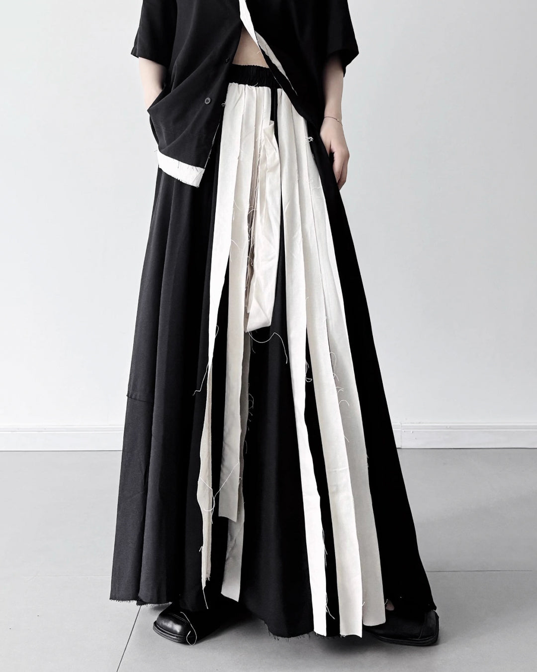 スカート STUDIOTABLE : 25SS / UNBALANCE LAYER SKIRT (2COLORS) Stacy Box Pleated Skirt, Grey - Maison Me Exclusives