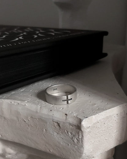 ♠♥CROSS HOLLOW RING